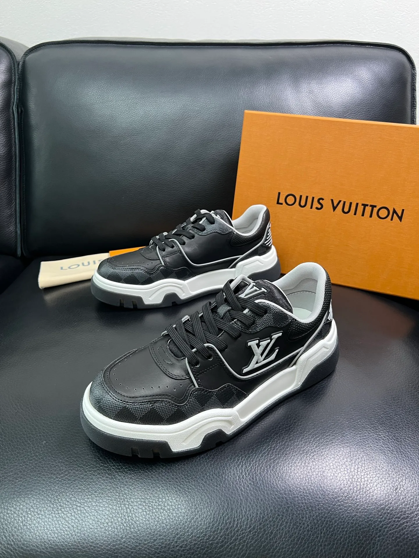 Men's shoes 💰900 Lv top purchase Louis Vuitton, counter synchronization, uppers imported from Italy cowhide, imported mesh padding soft and comfortable, soles: original soles specially provided by the original factory, T men's shoes 💰U exclusive movable molded soles super comfortable, original factory and single goods, high quality, welcome to compare, code number 38-44 (customized 45) 85883